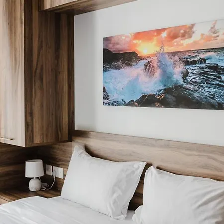 Mellieha 1bed With Outside Terrace By Homely! شقة